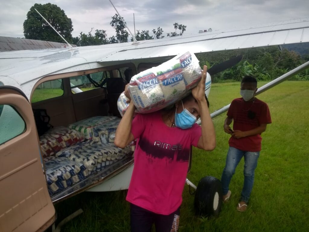 Entrega de alimentos para o povo Marari